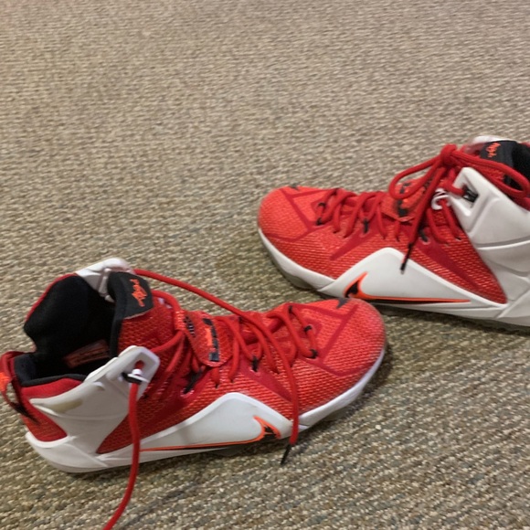 Lebron basketball shoes - Picture 2 of 2